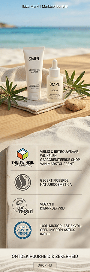Verticale banner van SMPL Skincare voor de Ibiza Markt van Marktconcurrent. De afbeelding toont parfumvrije producten op een strand, gecombineerd met het Thuiswinkel Waarborg logo en certificeringen voor vegan, microplasticvrije en natuurlijke cosmetica.