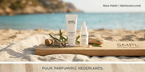 SMPL natuurlijke en parfumvrije huidverzorging op een zonnig strand, onderdeel van de Ibiza Markt collectie van Marktconcurrent. Op de voorgrond staan de Nourishing Cream en het Serum op een houten plank.
